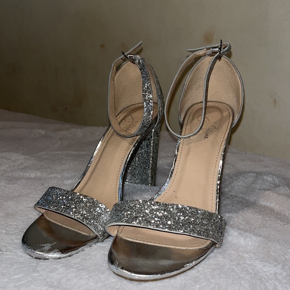 Comfortable high heel silver shoes - Picture 4 of 4